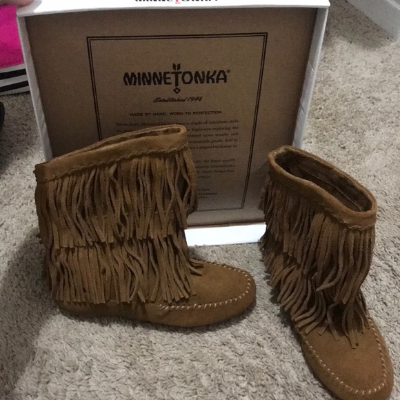Minnetonka Shoes - Minnetonka fringe boot